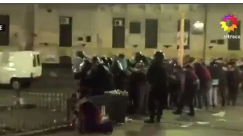 VIDEO: la patada que un policía le pegó a un mujer en la marcha por Maldonado