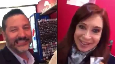 En su visita a Merlo, le regalaron un pin personalizado a Cristina Kirchner En su visita a Merlo, le regalaron un pin personalizado a Cristina Kirchner