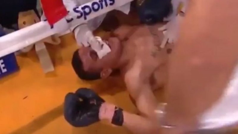 VIDEO: Terrible KO: lo durmió de una piña