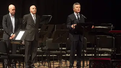 A Macri le reclamaron por Santiago Maldonado en el Teatro Colón A Macri le reclamaron por Santiago Maldonado en el Teatro Colón