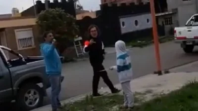 Violenta reacción de un hombre al ver a militantes pintando un mural de Maldonado Violenta reacción de un hombre al ver a militantes pintando un mural de Maldonado