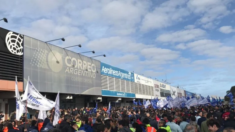Gremios aeronáuticos protestan en Aeroparque contra el ingreso de las low cost