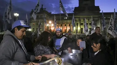 El Gobierno se comprometió a cumplir con la ley de Emergencia Social El Gobierno se comprometió a cumplir con la ley de Emergencia Social