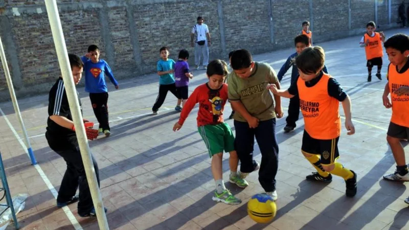 El Gobierno dejó de pagar una parte de la AUH y ya afecta a 3 millones de chicos