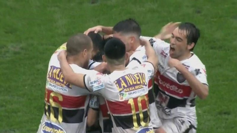 Con un bombazo al ángulo, Chacarita empató en su regreso a Primera