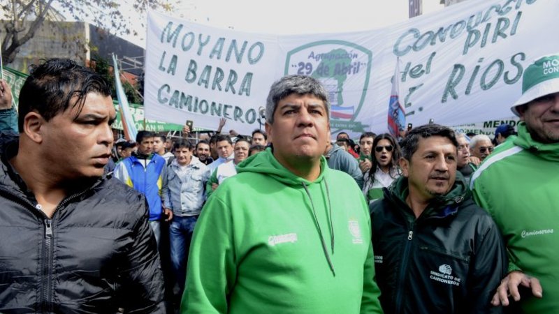 Camioneros frena la distribución de Coca-Cola y denuncia flexibilización laboral