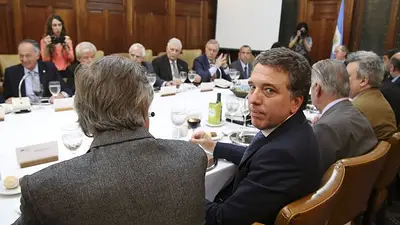 El Gobierno envía al Congreso un proyecto para congelar el gasto público y los empleados estatales El Gobierno envía al Congreso un proyecto para congelar el gasto público y los empleados estatales