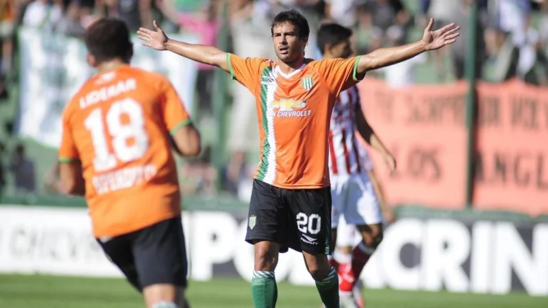 Banfield sorprendió a Racing y festejó en el Sur