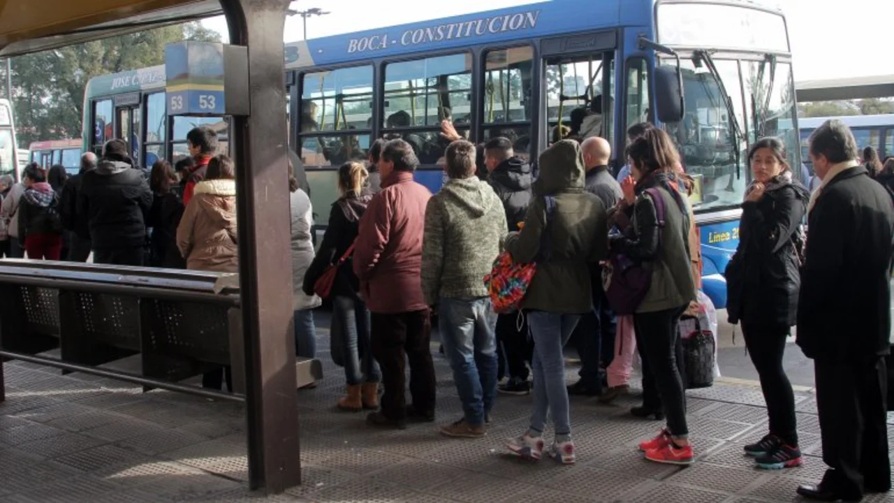 El gobierno aumentará los transportes un 21 por ciento en promedio: el colectivo, arriba de $8
