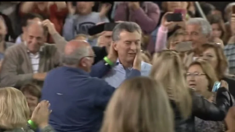 El incómodo momento de Macri en un acto: un jubilado lo cacheteó