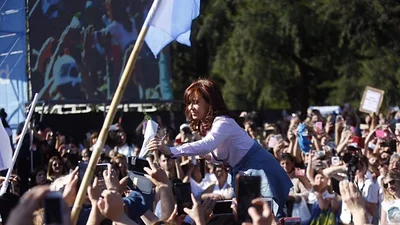 Cristina Kirchner en Ezeiza: "No queremos seguir bajando escaleras mientras otros que van en ascensor o en avión" Cristina Kirchner en Ezeiza: "No queremos seguir bajando escaleras mientras otros que van en ascensor o en avión"