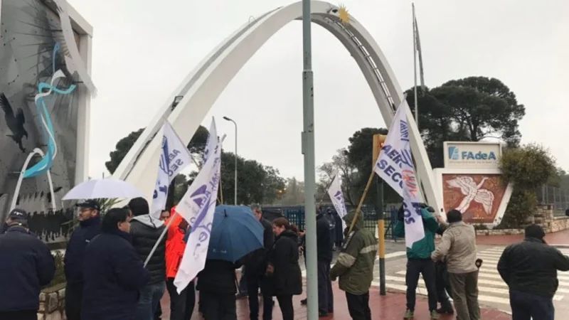 Confirman casi 100 despidos en la fábrica de aviones estatal FAdeA