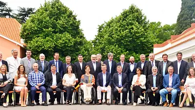 La increíble prenda que regala un referente de Cambiemos en campaña La increíble prenda que regala un referente de Cambiemos en campaña