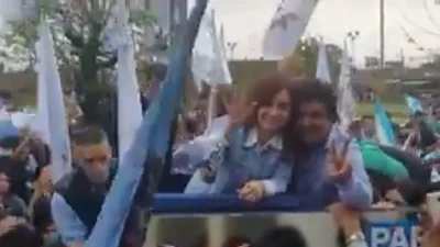 El Cristinamóvil, así recibieron en caravana a la ex presidenta en La Matanza El Cristinamóvil, así recibieron en caravana a la ex presidenta en La Matanza