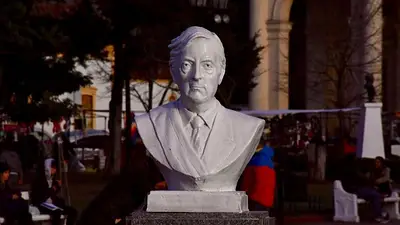Morón: La Justicia dejó sin efecto la ordenanza de sacar el busto de Néstor Kirchner Morón: La Justicia dejó sin efecto la ordenanza de sacar el busto de Néstor Kirchner