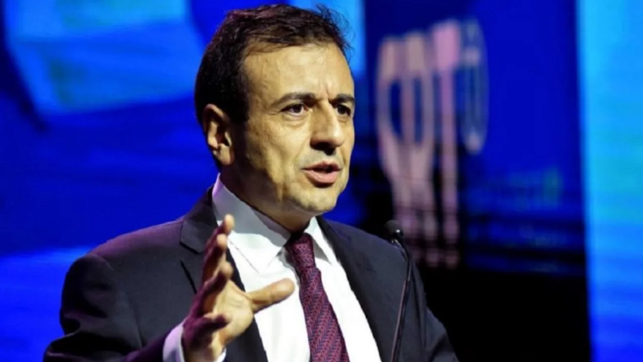 En medio de la crisis, Quintana se despidió leyendo un poema