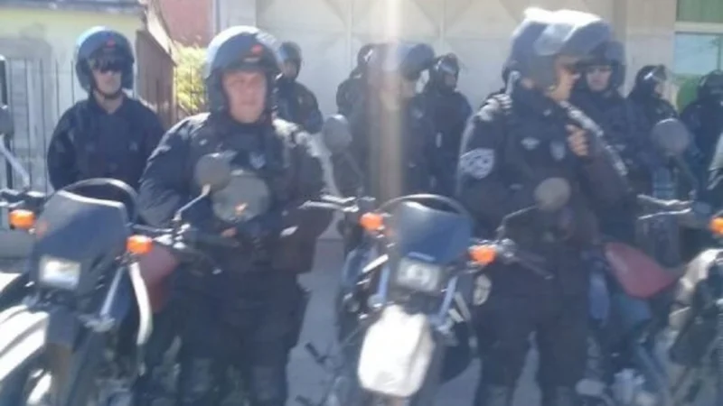 Así custodia la Policía el local donde mataron a un niño en pleno saqueo en Chaco