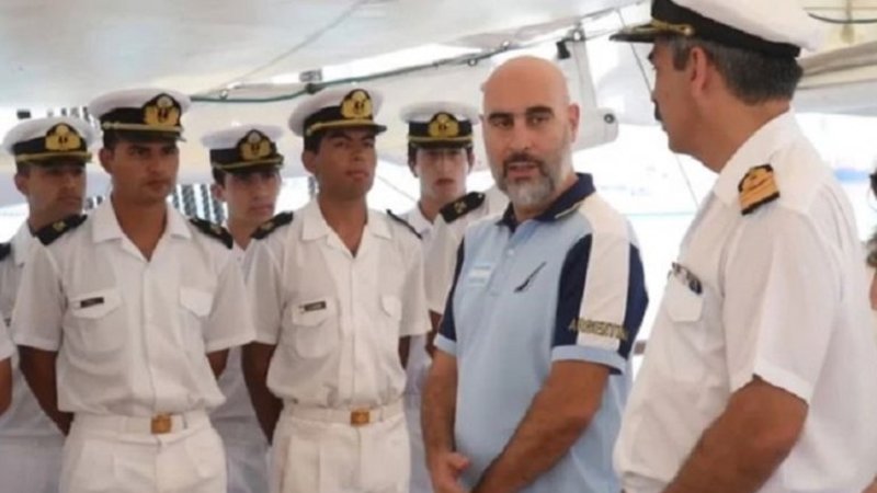 Indignación: un embajador argentino usó ropa deportiva para recibir a la Fragata Libertad