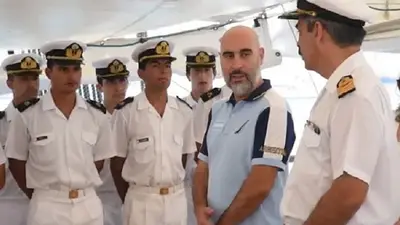 Indignación: un embajador argentino usó ropa deportiva para recibir a la Fragata Libertad Indignación: un embajador argentino usó ropa deportiva para recibir a la Fragata Libertad