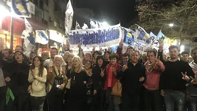 Masiva marcha a Olivos para impedir que le saquen el nombre Néstor Kirchner a una obra Masiva marcha a Olivos para impedir que le saquen el nombre Néstor Kirchner a una obra