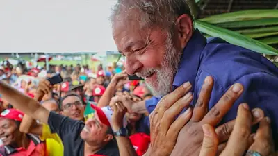 Elecciones Brasil: El candidato de Lula ya lidera las encuestas Elecciones Brasil: El candidato de Lula ya lidera las encuestas