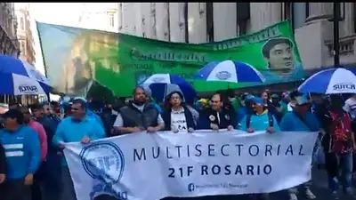 Masiva marcha en Rosario contra el aumento de tarifas Masiva marcha en Rosario contra el aumento de tarifas