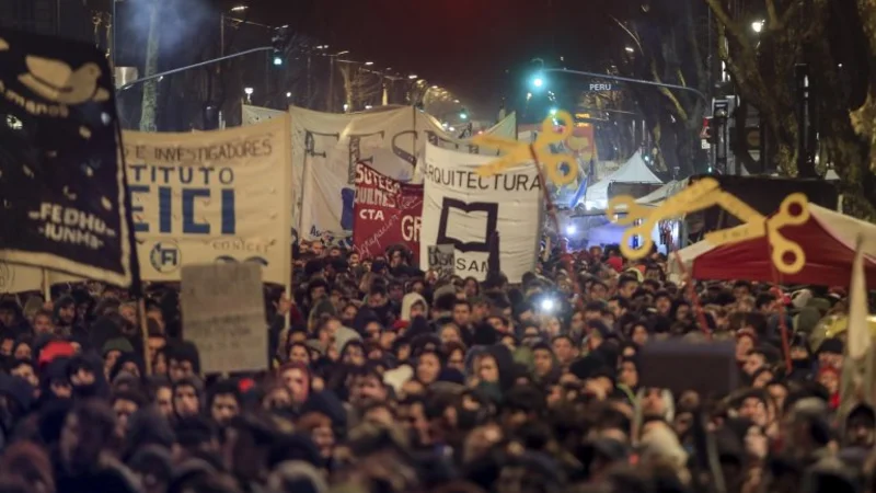 Docentes universitarios aceptaron la oferta salarial del 26% pero ratificaron el plan de lucha