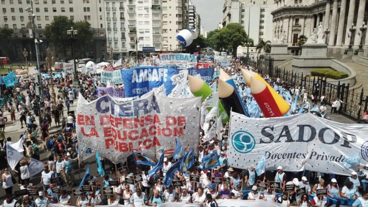 Día del Maestro: sin paritarias, los docentes van al paro nacional en la semana que los homenajea