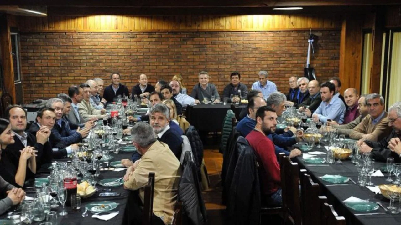 Unidad del peronismo: Agustín Rossi juntó a intendentes bonaerenses para hablar de la crisis