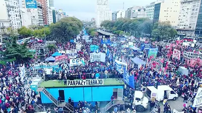 Ollas populares en el centro porteño en rechazo a las políticas económicas del Gobierno Ollas populares en el centro porteño en rechazo a las políticas económicas del Gobierno