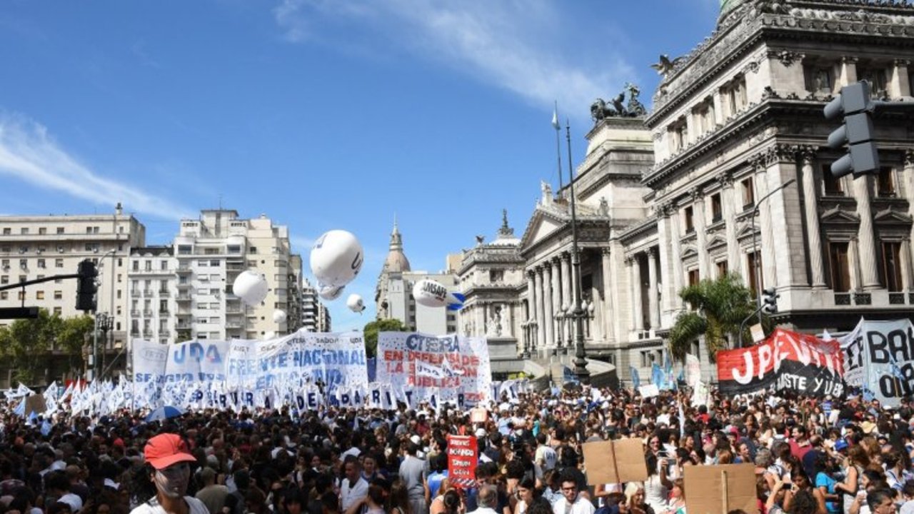 Comenzó el paro nacional docente, tras la tortura a una maestra de Moreno