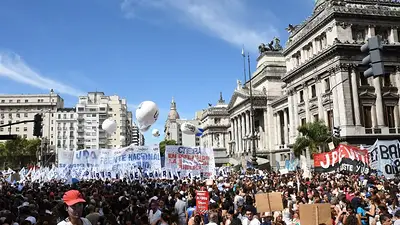 Comenzó el paro nacional docente, tras la tortura a una maestra de Moreno Comenzó el paro nacional docente, tras la tortura a una maestra de Moreno