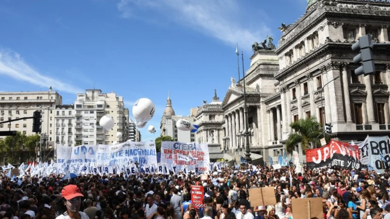 Comenzó el paro nacional docente, tras la tortura a una maestra de Moreno