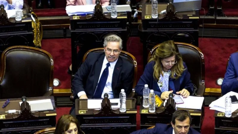 Felipe Solá apuntó contra los diputados opositores que faltaron a la sesión especial