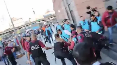 Así golpeó la Policía a manifestantes cuando detuvo a Grabois Así golpeó la Policía a manifestantes cuando detuvo a Grabois