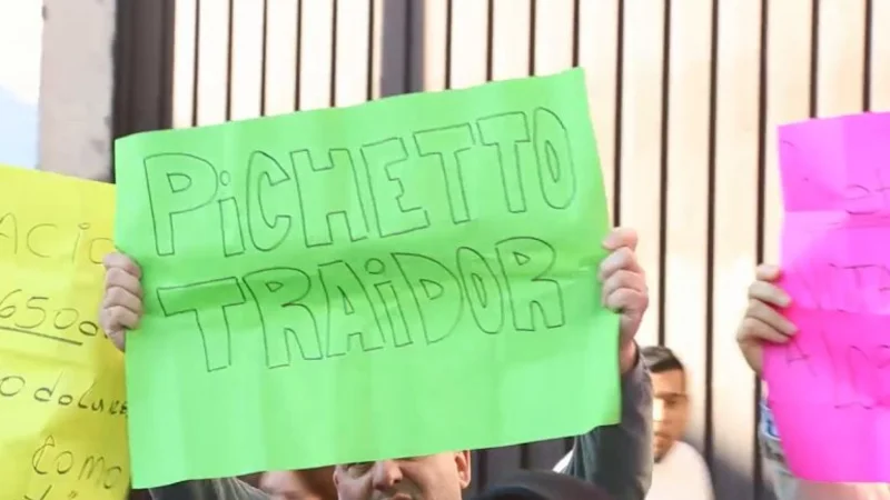 Jubilados escracharon a Pichetto en Quilmes y lo trataron de "traidor"