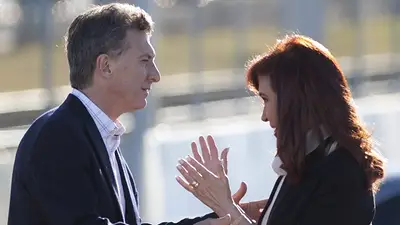 Clarín reveló que el Gobierno elabora una ley para proscribir a Cristina y salvar a los empresarios de los cuadernos Clarín reveló que el Gobierno elabora una ley para proscribir a Cristina y salvar a los empresarios de los cuadernos