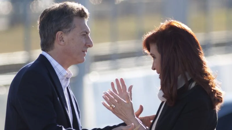 Clarín reveló que el Gobierno elabora una ley para proscribir a Cristina y salvar a los empresarios de los cuadernos