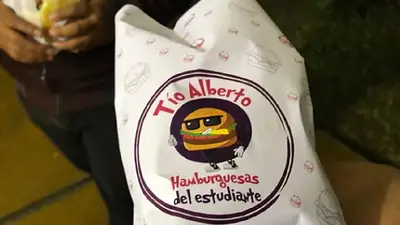 Por el 'Día del Estudiante', Rodriguez Saá repartió las hamburguesas del "Tío Alberto" Por el 'Día del Estudiante', Rodriguez Saá repartió las hamburguesas del "Tío Alberto"