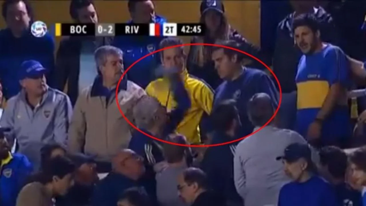 A los manotazos | Tensa pelea de los hinchas de Boca tras la derrota en el Superclásico