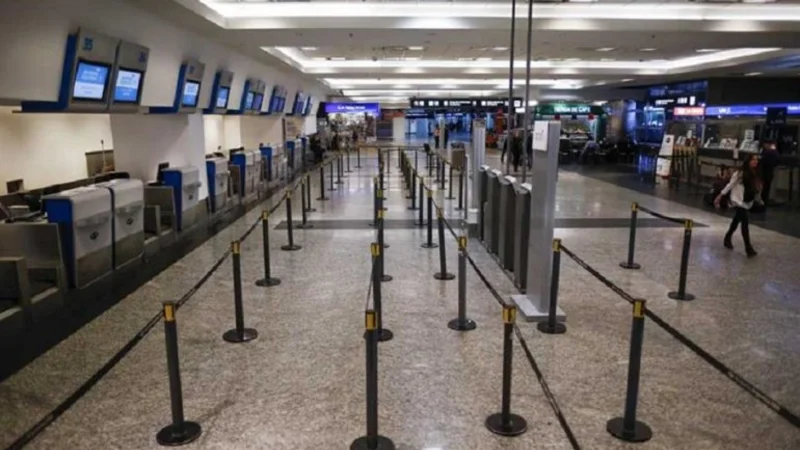 Aerolineas Argentinas reprograma sus vuelos por el paro nacional del martes