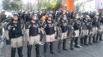 Tensión en Puente Pueyrredón: Prefectura amenaza con impedir la marcha a Plaza de Mayo Tensión en Puente Pueyrredón: Prefectura amenaza con impedir la marcha a Plaza de Mayo