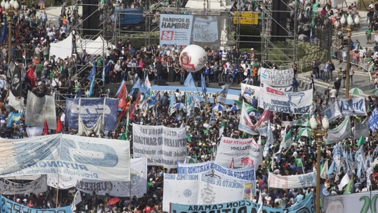Masiva movilización a Plaza de Mayo contra las políticas de Mauricio Macri
