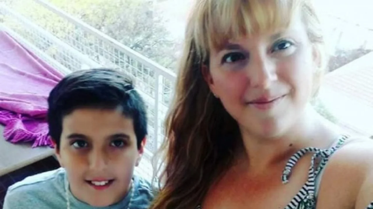 Un nene busca recuperar su celular con los últimos recuerdos de su mamá muerta