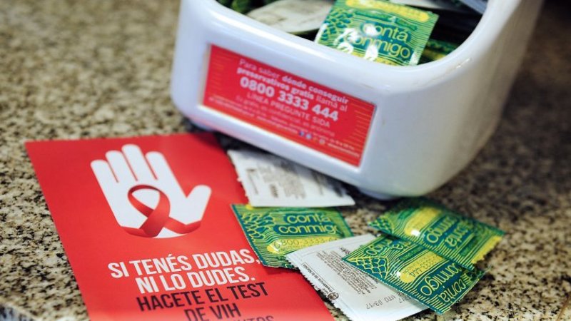 Dramático: se encadenaron al Congreso para reclamar contra el recorte de medicación para VIH