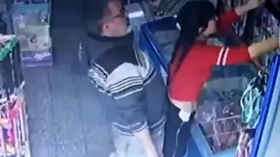 Una kioskera fue acosada por un cliente y quedó registrado por las cámaras Una kioskera fue acosada por un cliente y quedó registrado por las cámaras