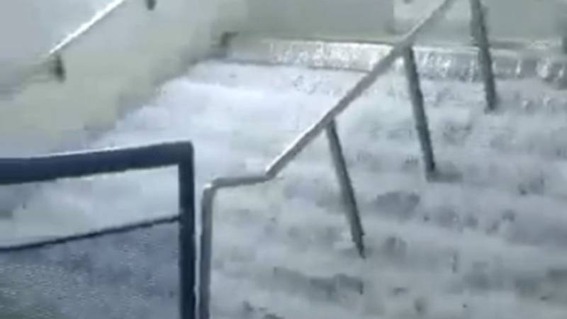 Una catarata y todo inundado | Las impresionantes imágenes de la Línea C en medio del diluvio