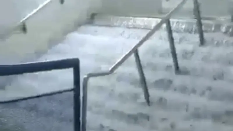 Una catarata y todo inundado | Las impresionantes imágenes de la Línea C en medio del diluvio