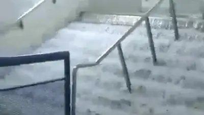 Una catarata y todo inundado | Las impresionantes imágenes de la Línea C en medio del diluvio Una catarata y todo inundado | Las impresionantes imágenes de la Línea C en medio del diluvio