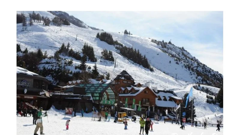 Indignación en Bariloche por un comerciante que destruye su mercadería para que no la usen